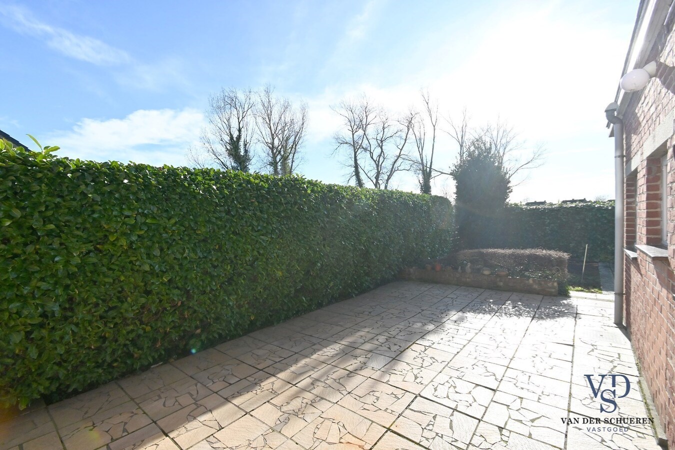 Degelijke, ruime woning (op te frissen). 