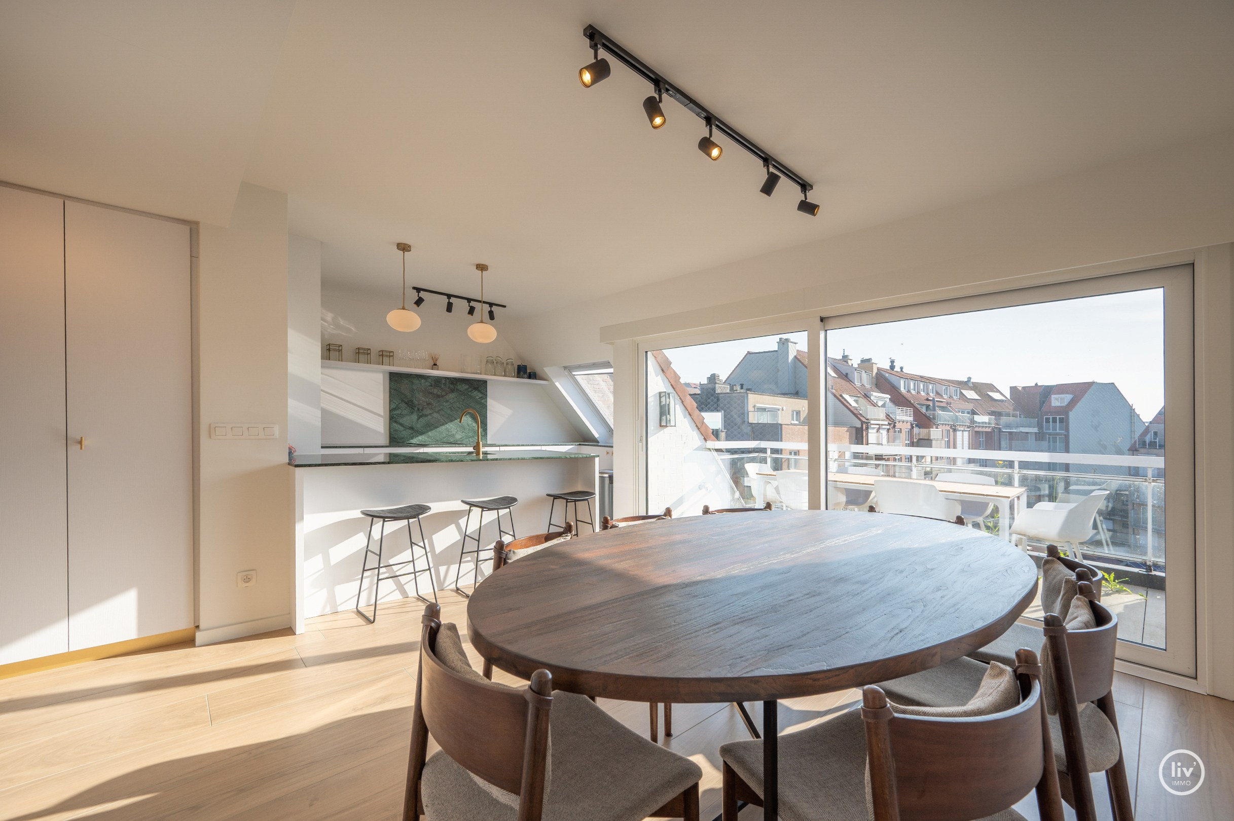 Appartement en triplex prêt à emménager situé près de la place Rubens avec vue latérale sur la mer. 