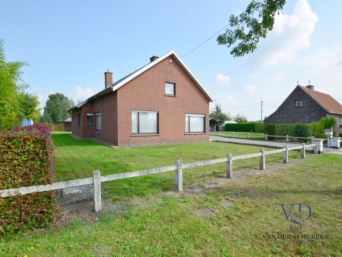 Op te frissen bungalow in doodlopende straat. 
