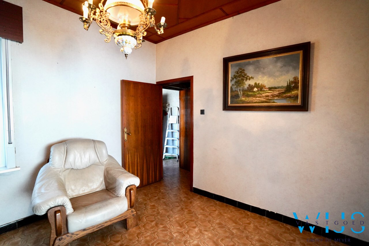 Op te frissen woning met tuin &amp; 2 garages te Rieme ! 