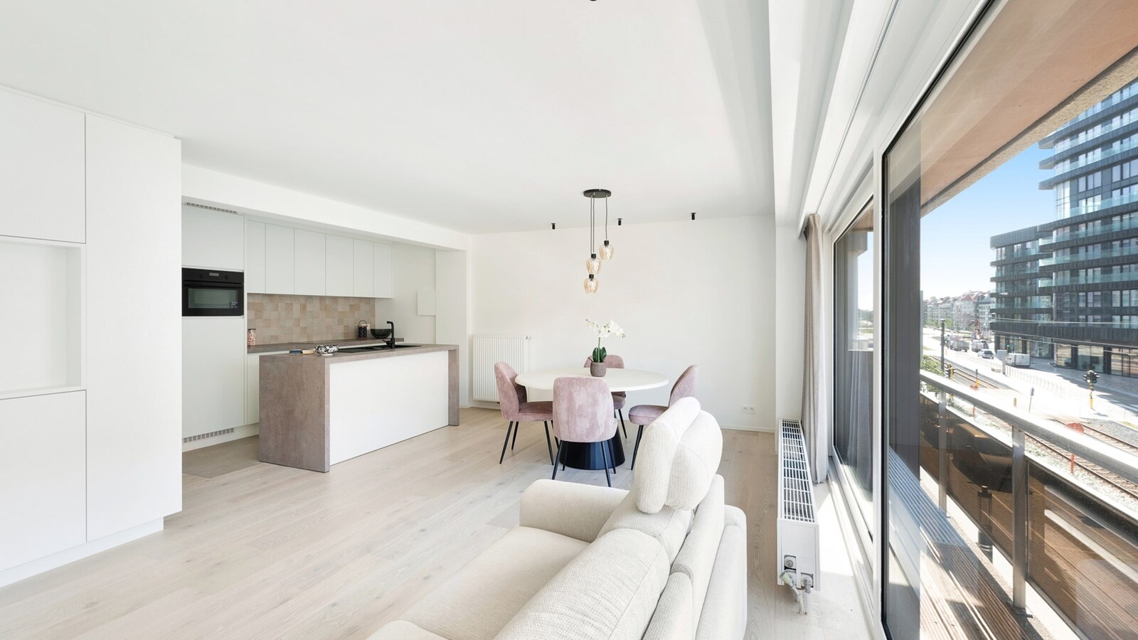 Luxueus gerenoveerd tweeslaapkamerappartement aan de vernieuwde boulevard van Heist 