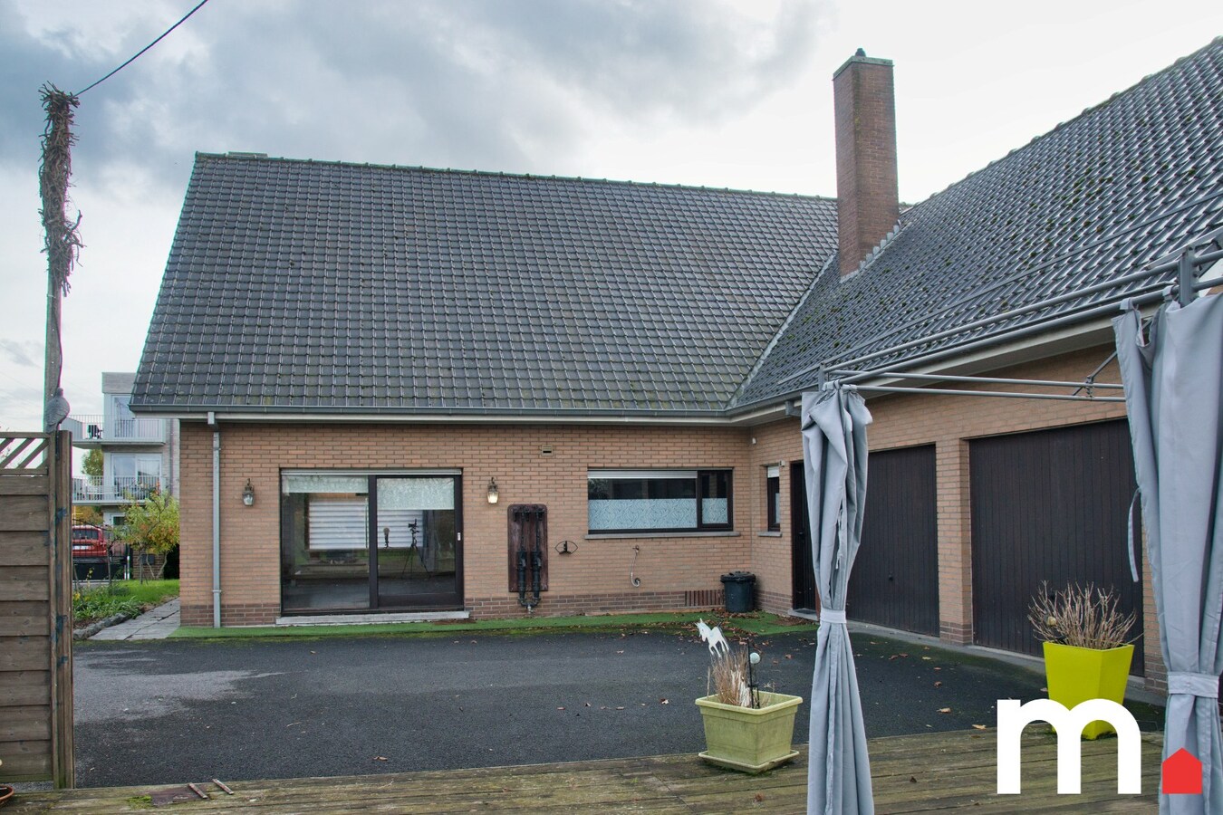 Alleenstaande Villa met 5 slaapkamers en 348m² bewoonbare oppervlakte te Lendelede! 