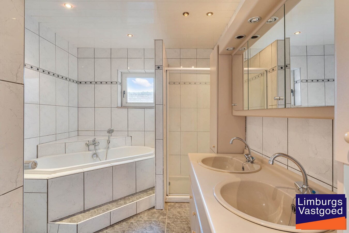 Instapklare woning met ruime loods/werkplaats, 11a 77ca 