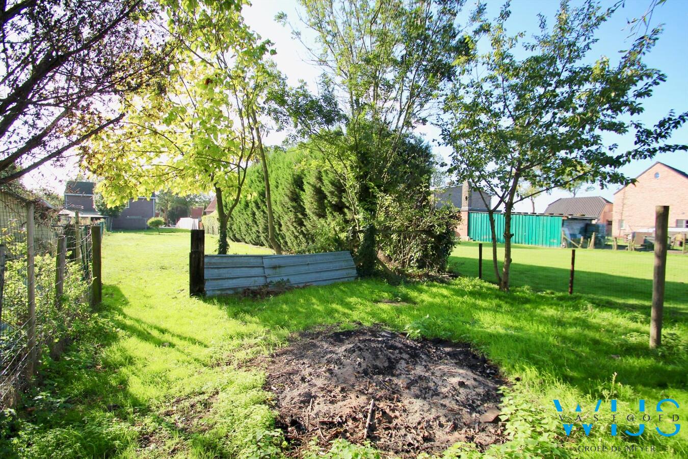 Vlot te renoveren woonhuis op een ruim perceel van 1130 vierkante meter te OOSTEEKLO ! 