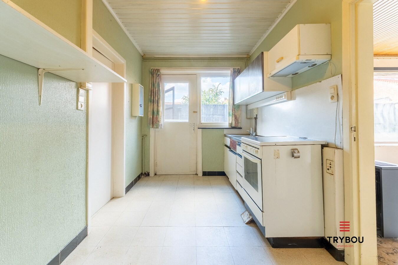 Gelijkvloerse woning met 2 garages in het centrum van Houthulst 