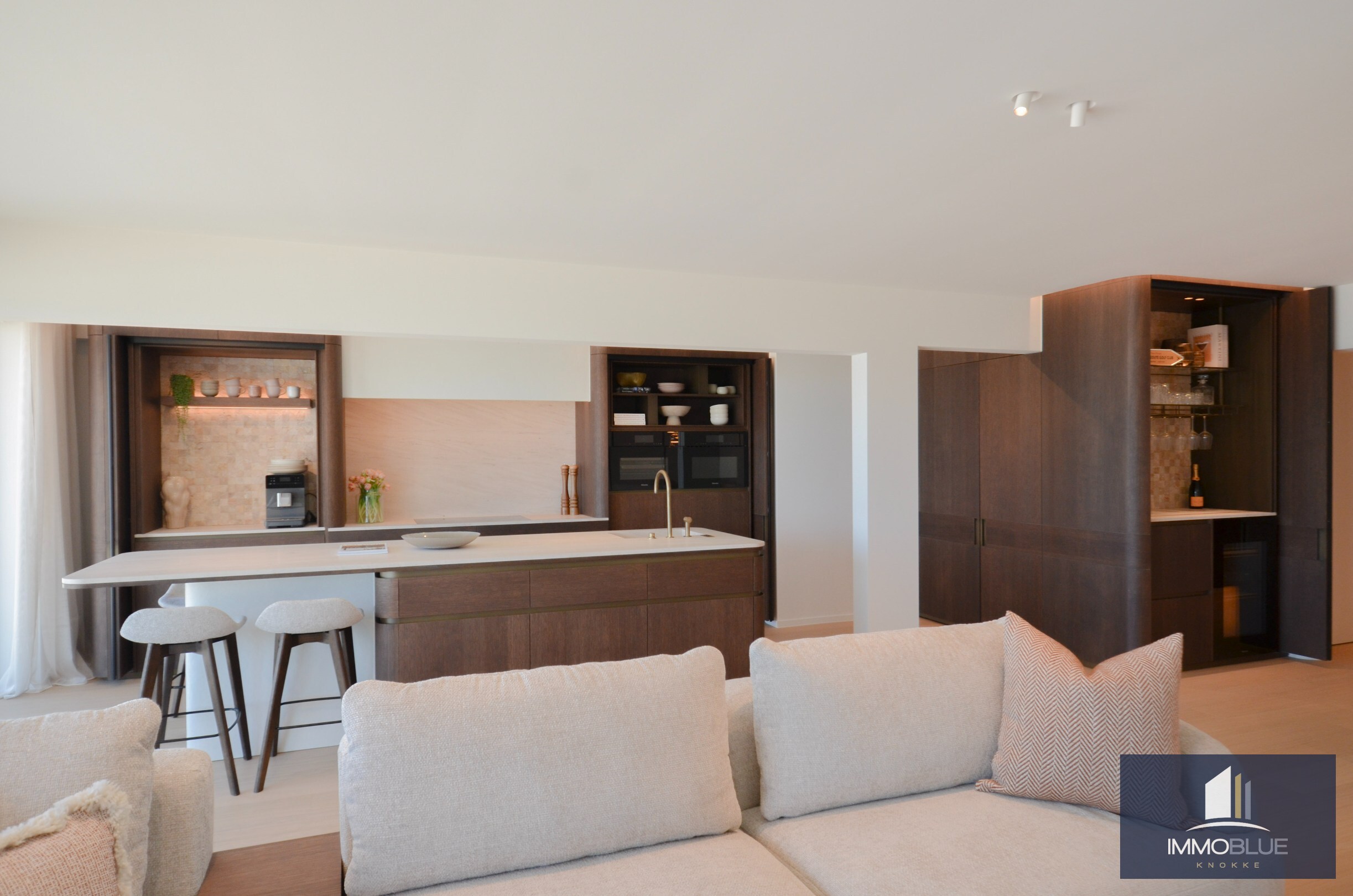 Uitzonderlijk gerenoveerd appartement met frontaal zeezicht in het Zoute. 