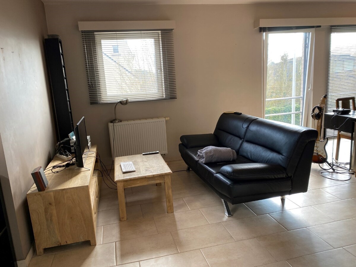 Eigentijds appartement met  autostaanplaats en kelder. Geen vaste kosten. 