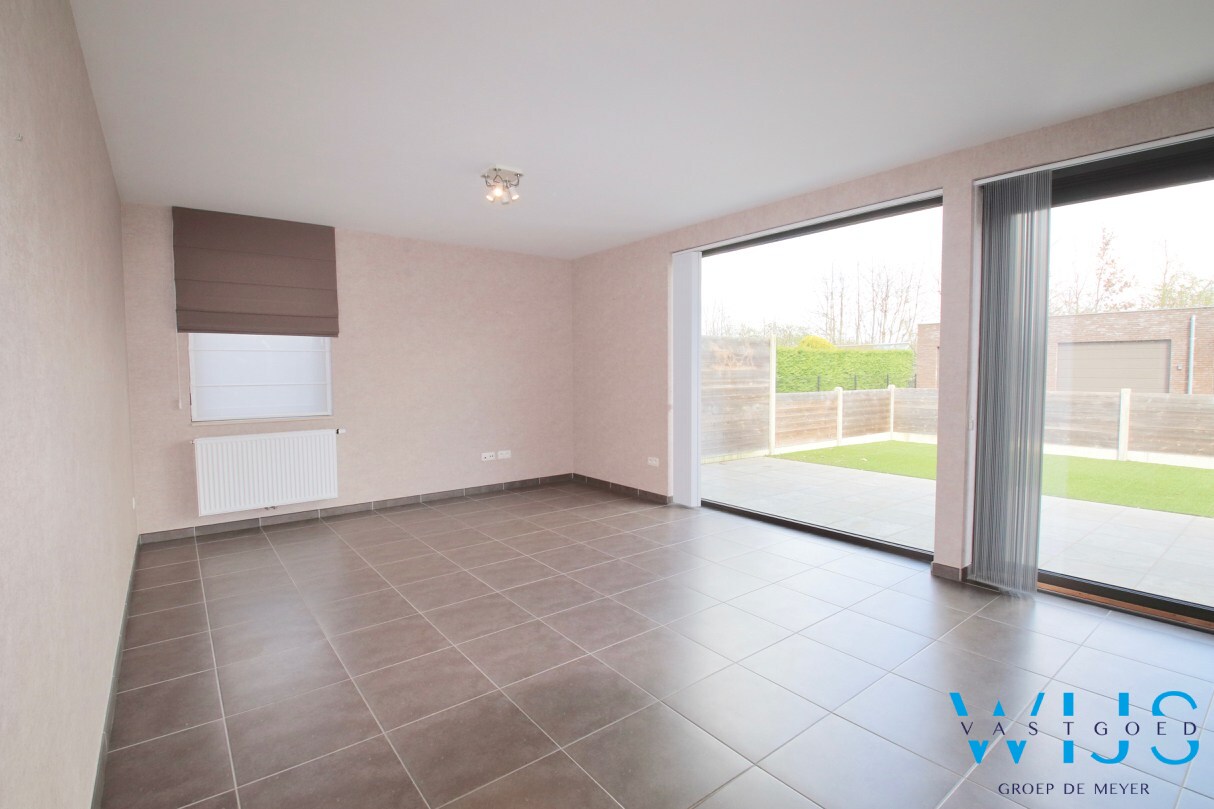 Tijdloos GELIJKVLOERS appartement met 2 slaapkamers te Oosteeklo ! 