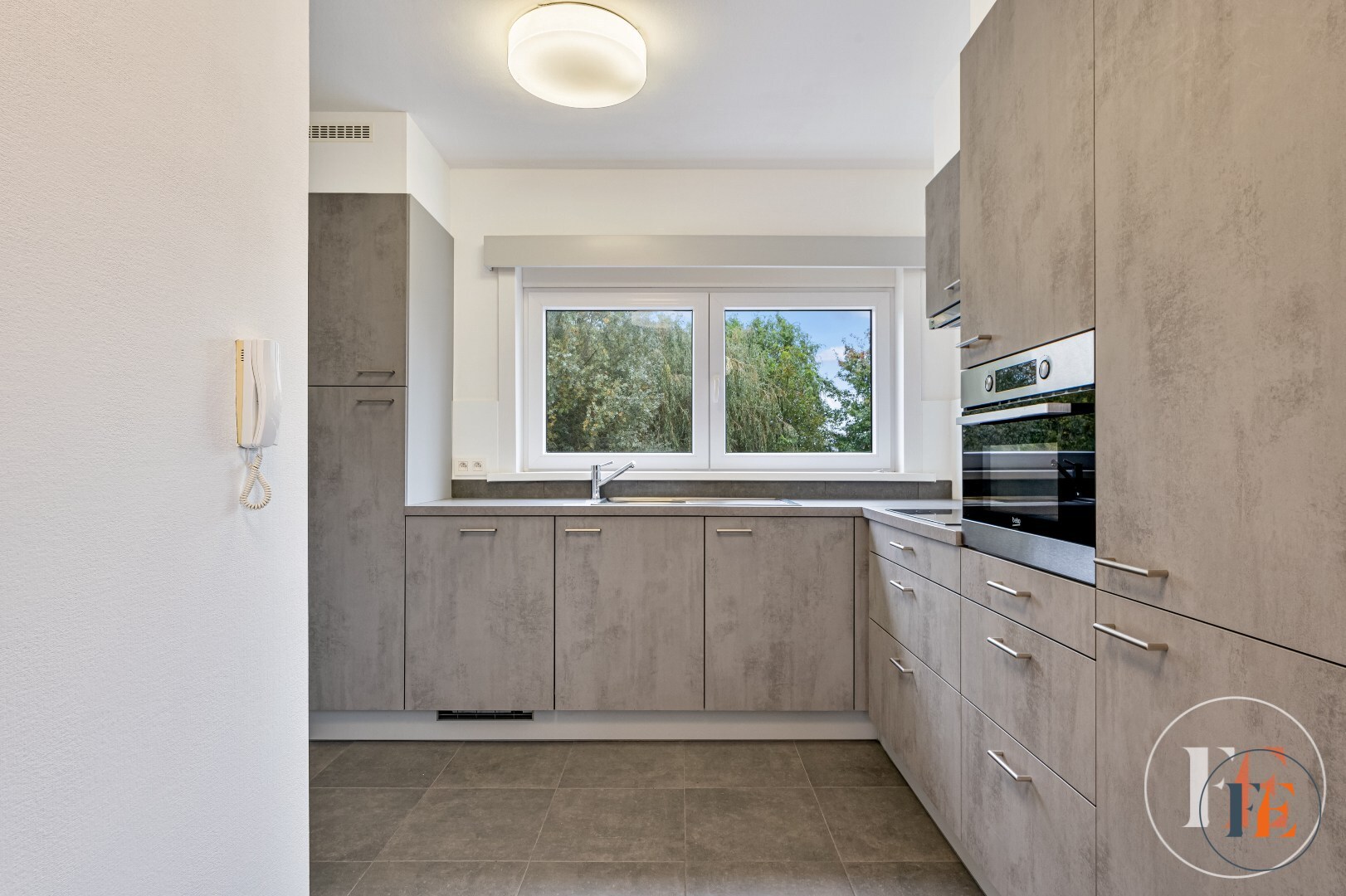 Buitenkans! Duplex appartement  met garage en tuin 