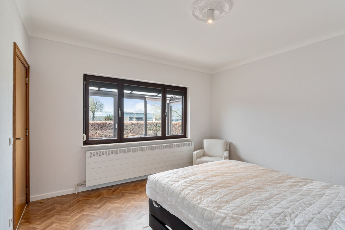 Zeer goed onderhouden gelijkvloerse gezinswoning op een riant perceel van 19a75ca op een rustige locatie te Schalkhoven, een deelgemeente van Hoeselt. 