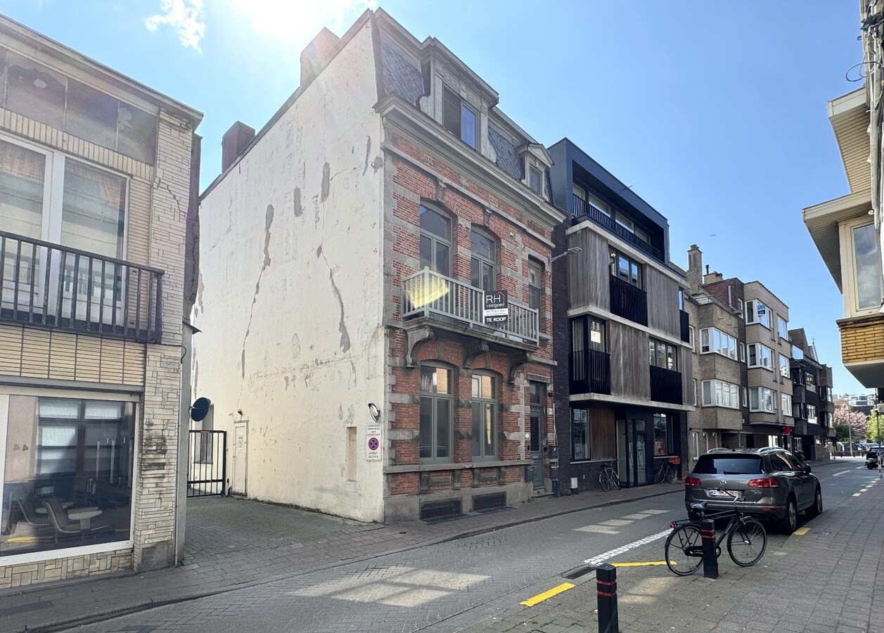 Karaktervolle herenwoning in neo-Vlaamse renaissancestijl met uitzonderlijk potentieel op topligging nabij zee 