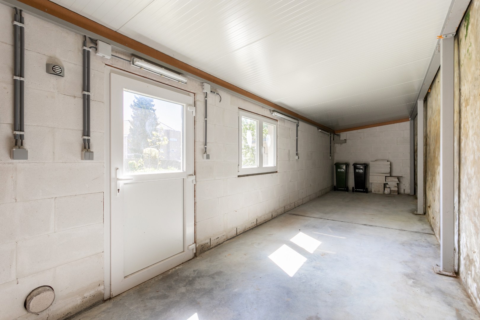 Te renoveren eigendom (317 m²) met veel potentieel, ruime tuin (6a 42ca) en dubbele achterliggende carport met toegang tot de achterliggende straat in Kester 