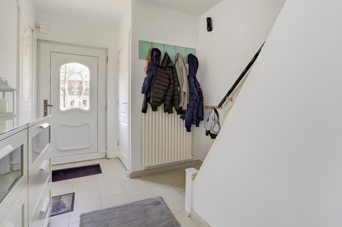 Tussenwoning met 4 slaapkamers en ruime garage van 6 x 5 m! 