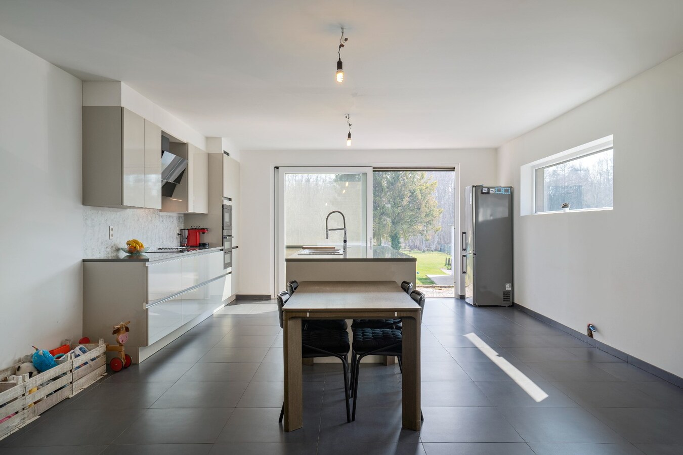 Gerenoveerde woning met drie slaapkamers op groot perceel 