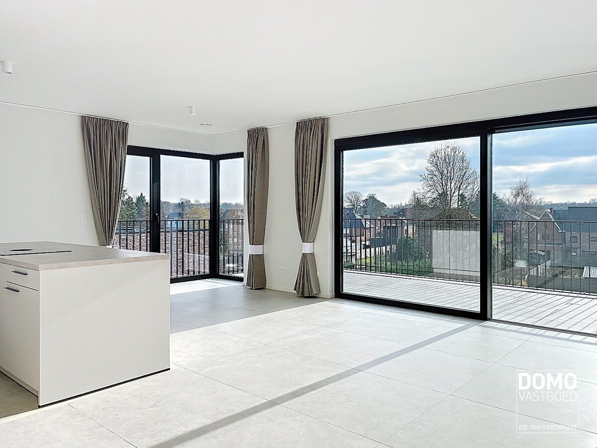 Penthouse met twee slaapkamers, ruim terras en autostandplaats te Kermt 