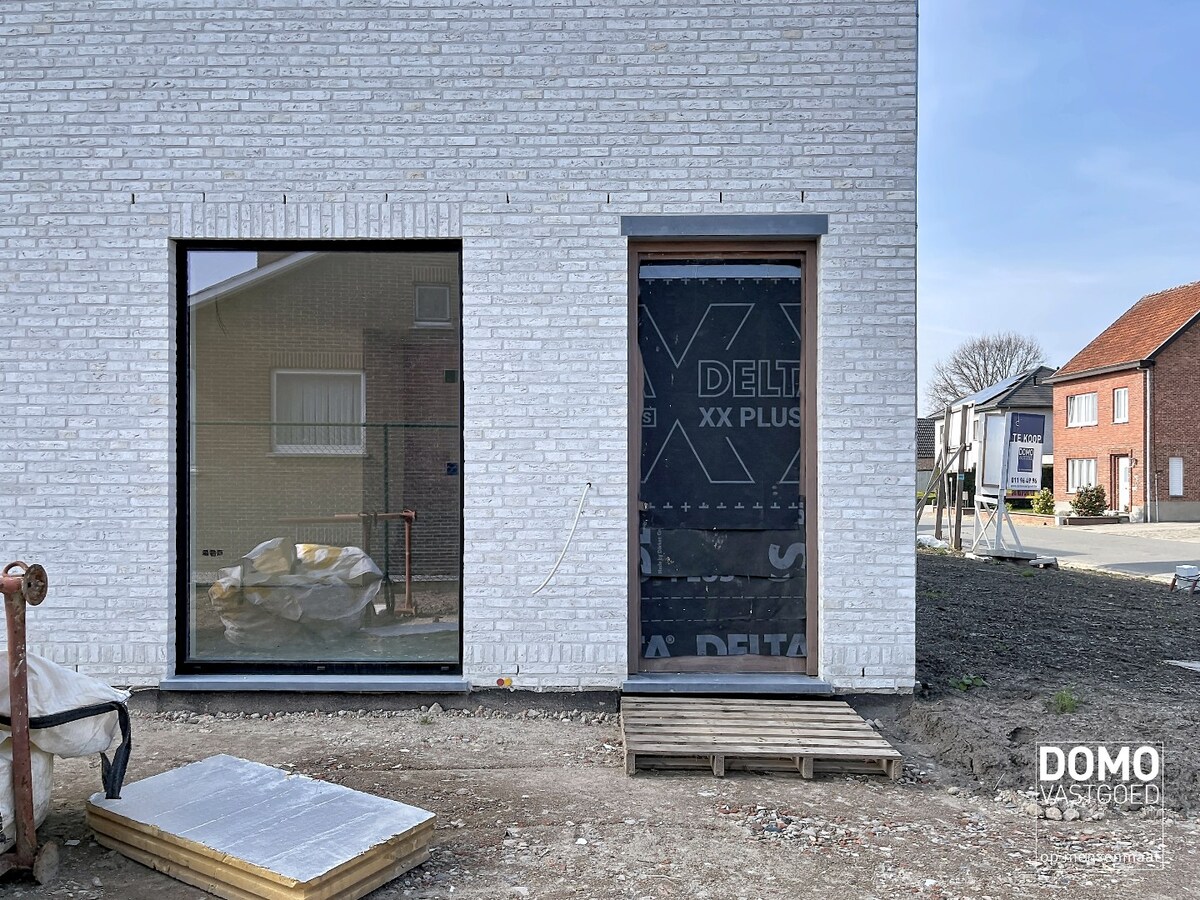 ENERGIEZUINIGE HALFOPENBEBOUWING MET 3 SLAAPKAMERS TE KERMT 
