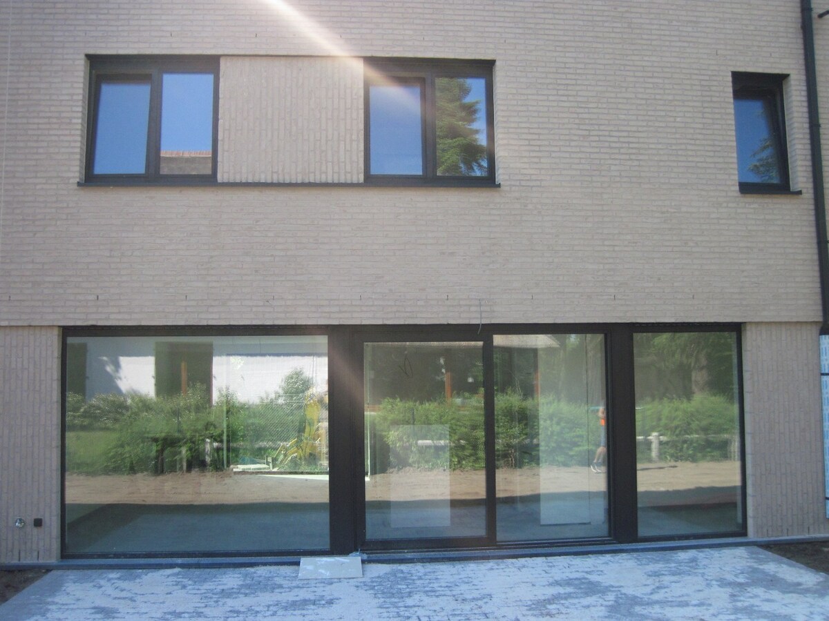 Nieuwbouwwoning op 50m van tramhalte - met terras en tuin ! 