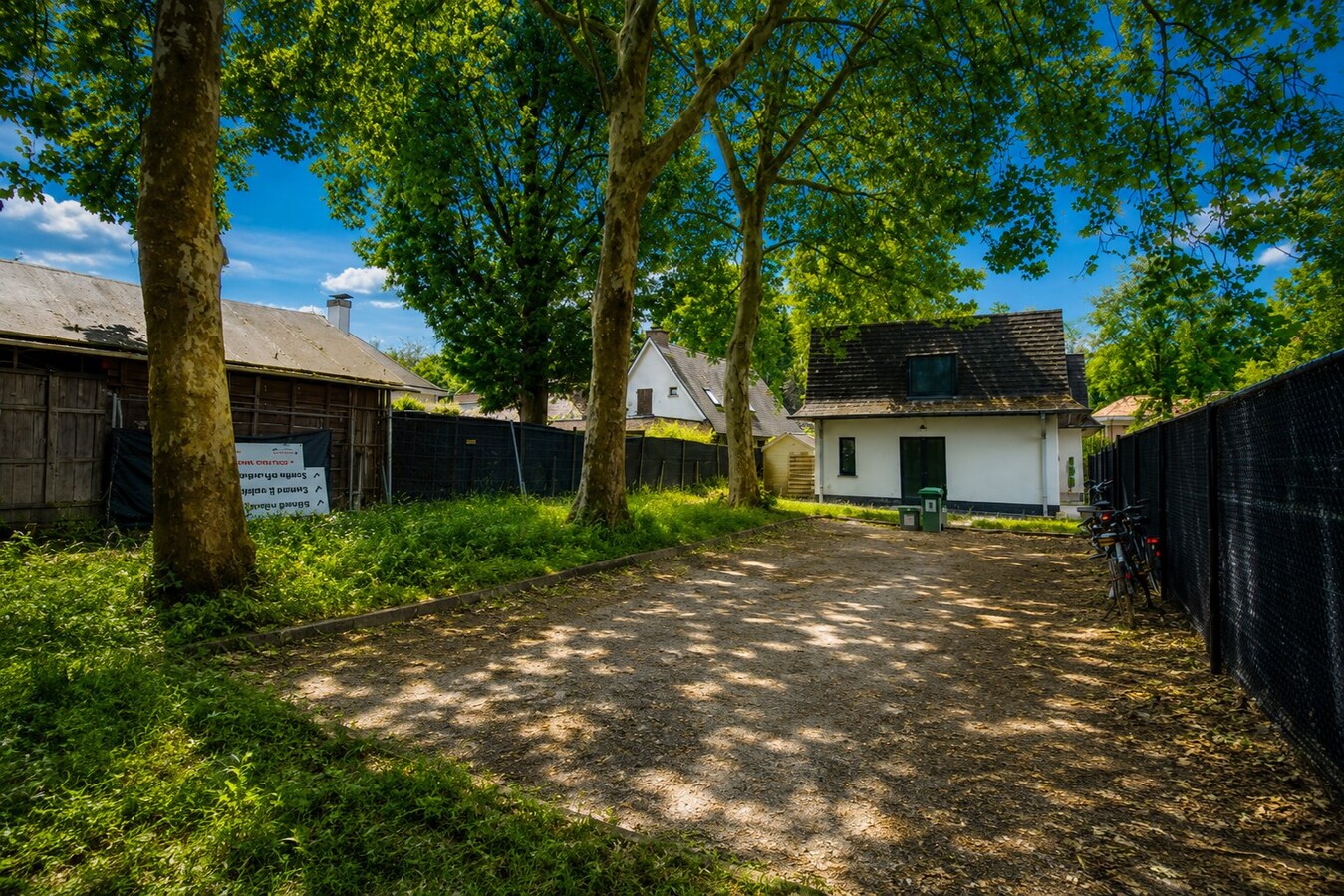 Uitzonderlijk opbrengsteigendom met 5 entiteiten, ruime zuidgerichte tuin en sterke investeringsopportuniteit in rustige groene woonomgeving te Sint-Niklaas! 
