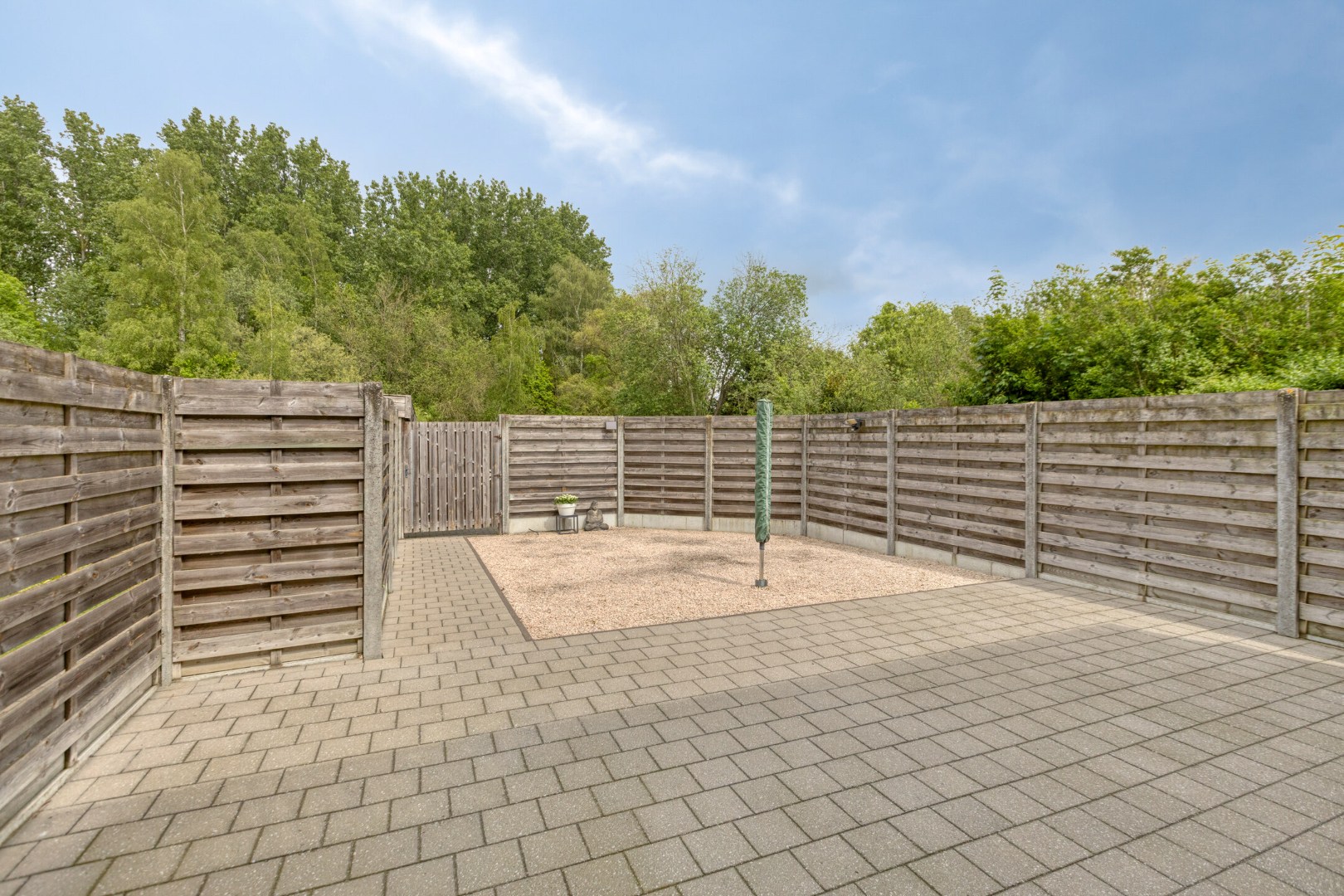 Instapklaar gelijkvloers appartement met 2 slpk. en ruim terras in Geel 