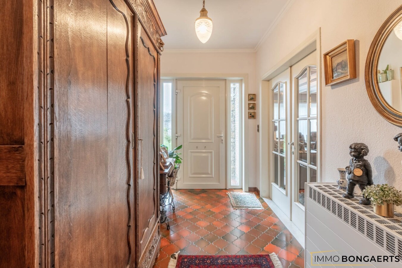 Ruime half open bebouwing met vier slaapkamers op een groot perceel 