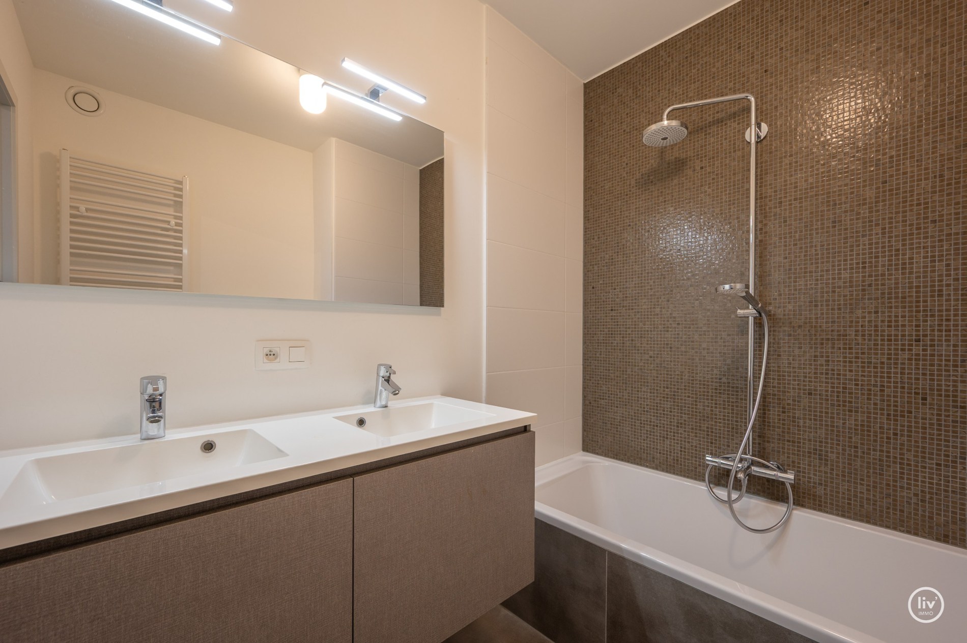 Magnifique appartement spacieux avec 3 chambres situé dans un immeuble récent à Duinenwater. 