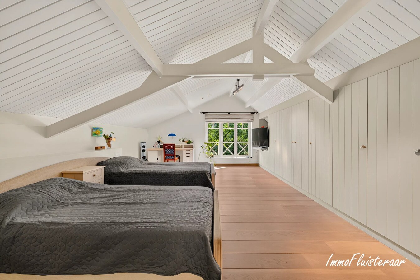 Exclusief eigendom met twee volwaardige, zelfstandige villa-woningen, een conciërgeverblijf en luxueuze paardenfaciliteiten op ruim 2 ha te Brasschaat 