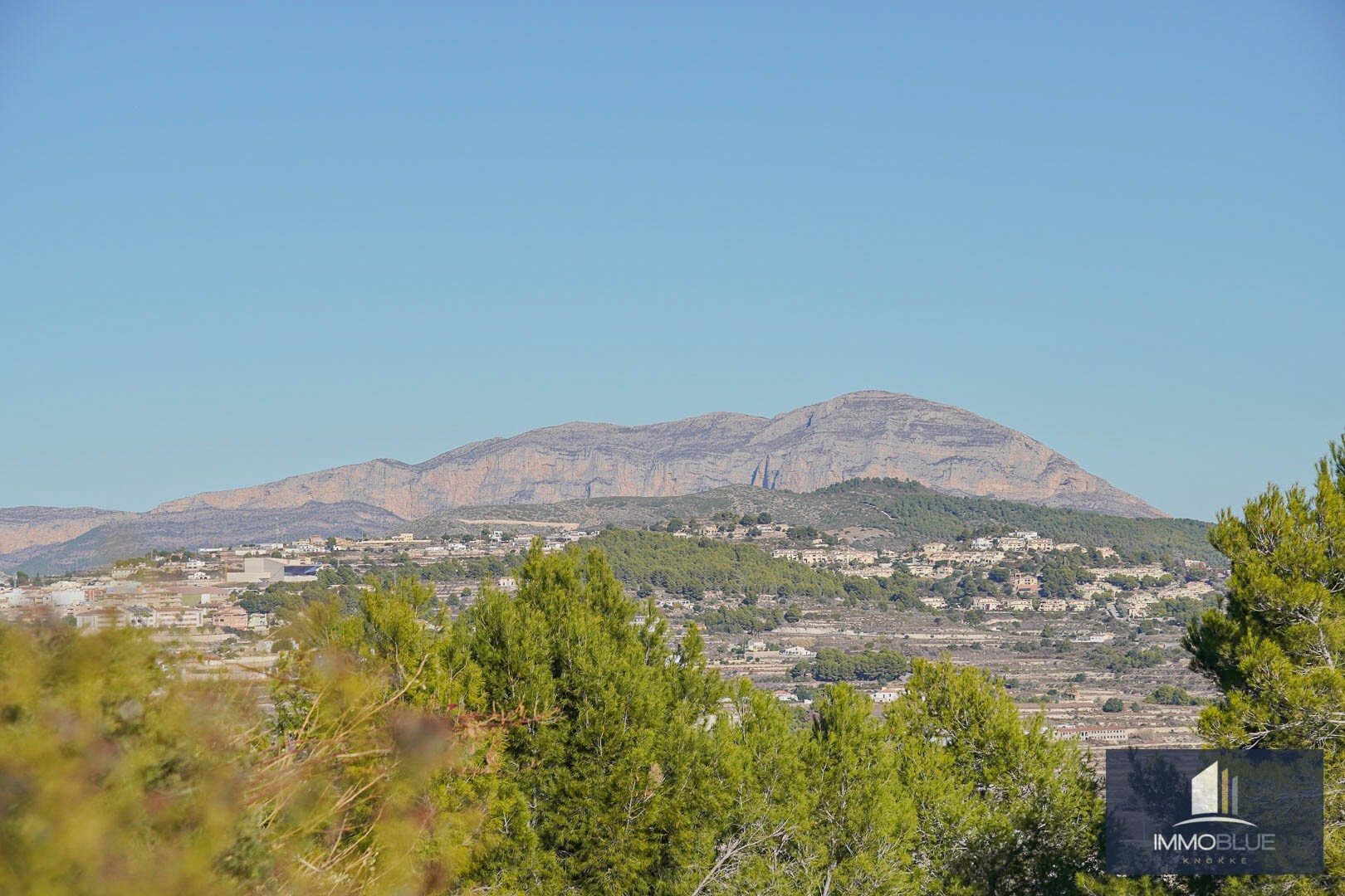 Villa nouvellement construite avec une orientation sud parfaite dans le cadre verdoyant de Moraira; 