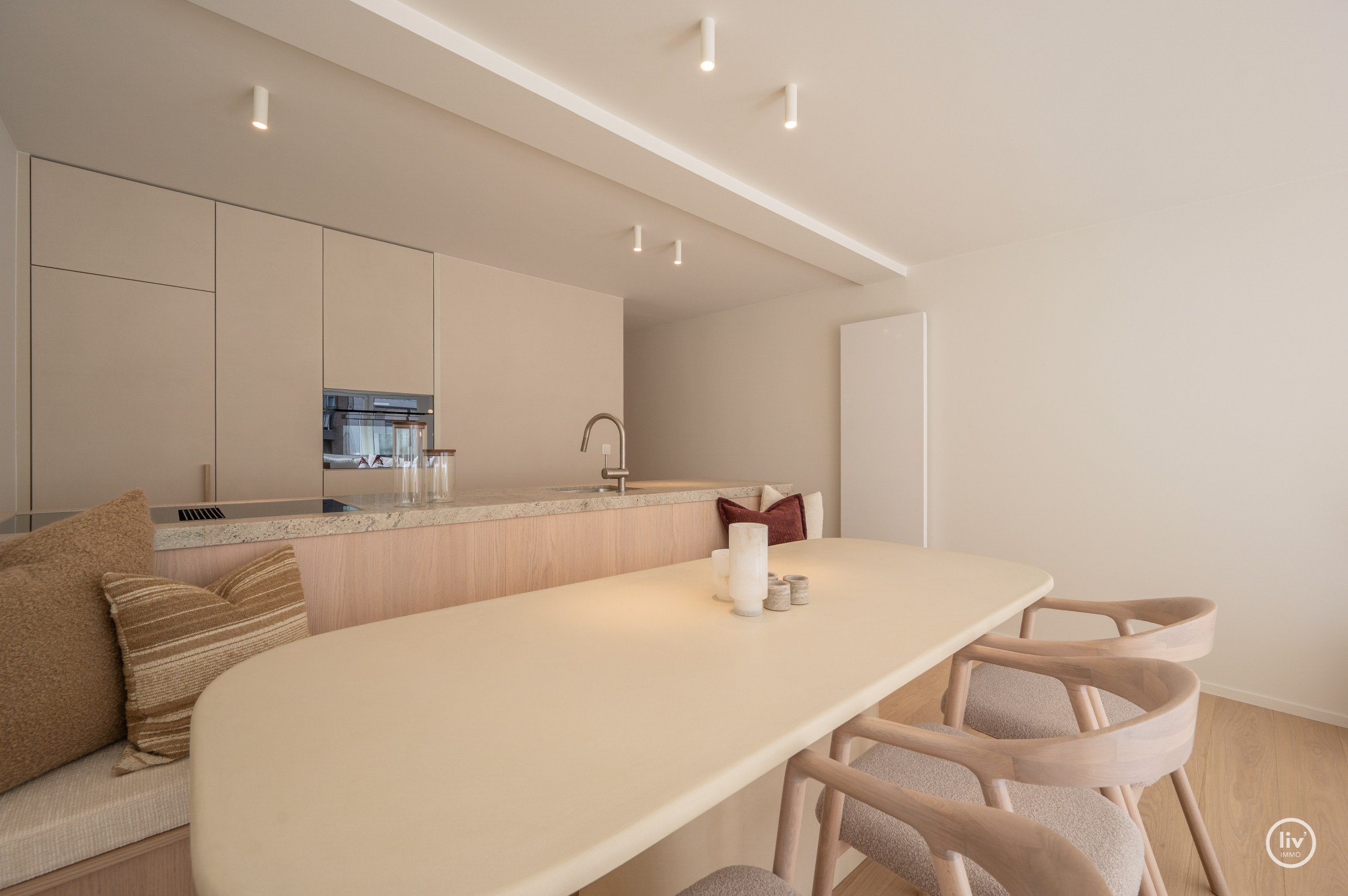 Appartement de luxe entièrement rénové de 3 chambres situé sur l'avenue Parmentier, à proximité de la digue. 