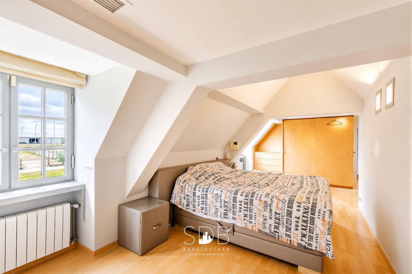 Landelijke villa met bijgebouwen en graslanden op 23.740m² 
