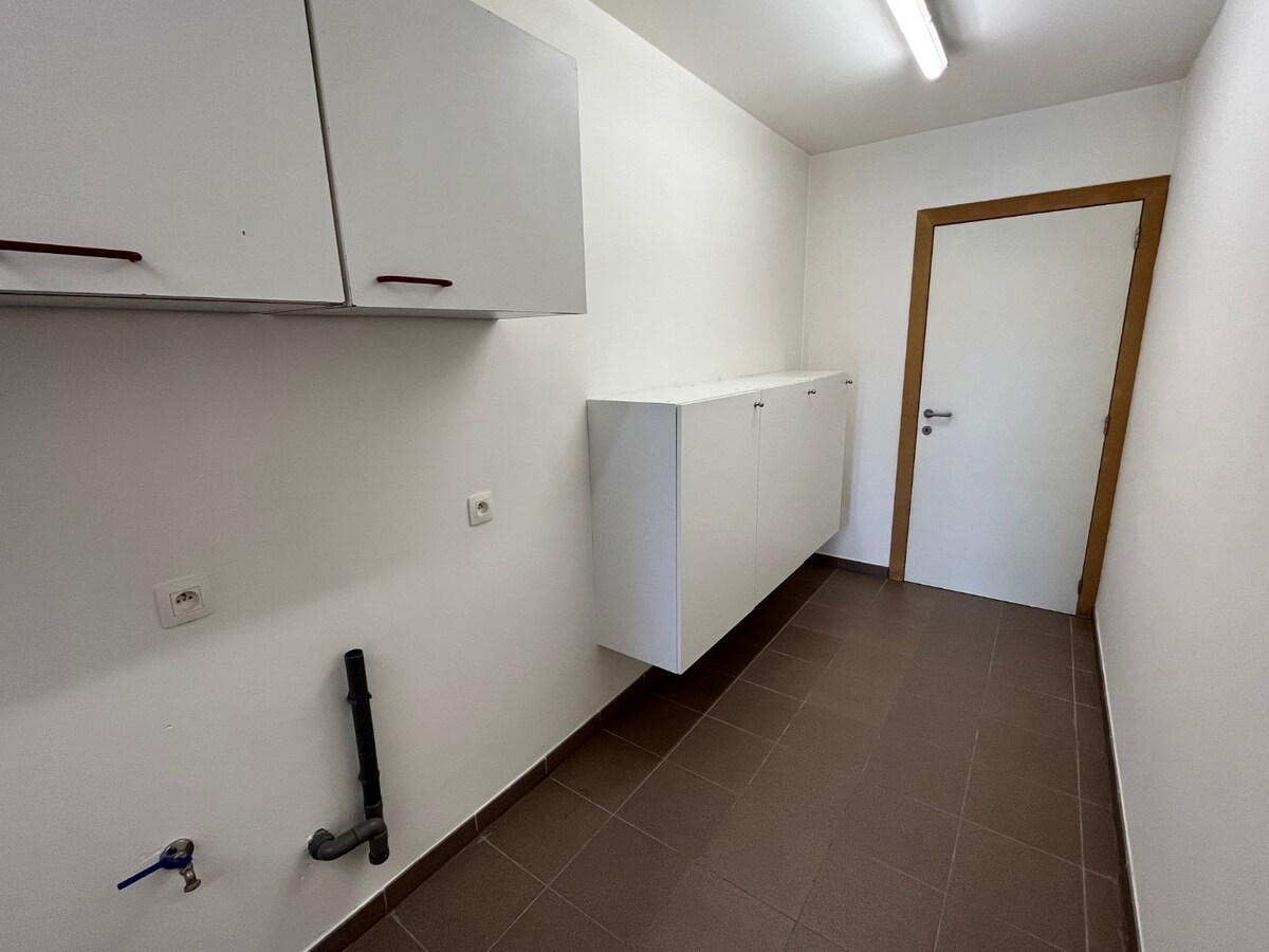 Bijzonder ruime, praktisch ingedeelde gezinswoning 