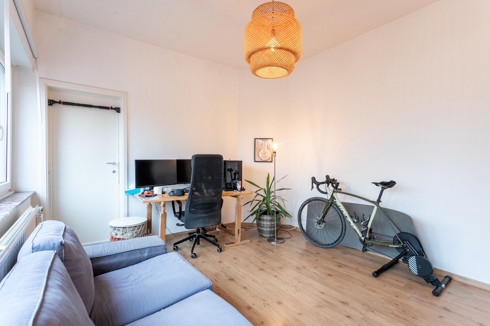Opbrengsteigendom: commercieel glv en 3 appt 