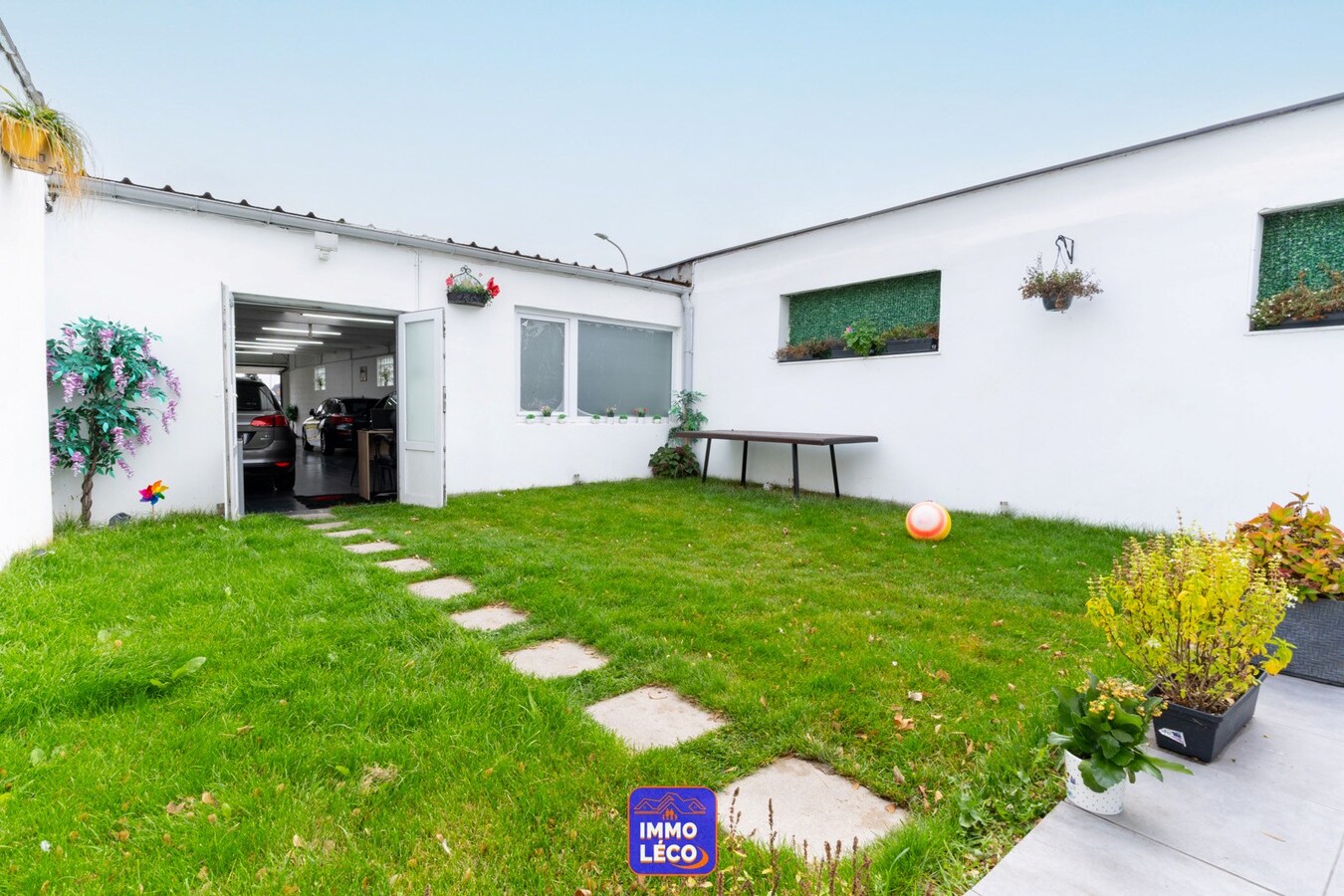 3 façades rénovée avec garage, parking 2voit. et grand entrepôt attenant ! 