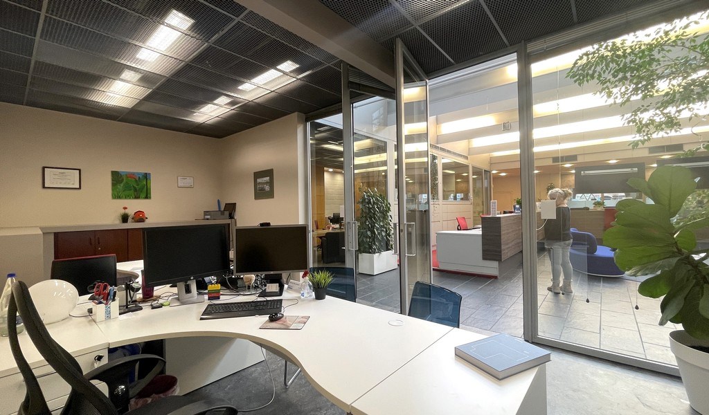 Handelspand te huur in het commercieel centrum van Schoten