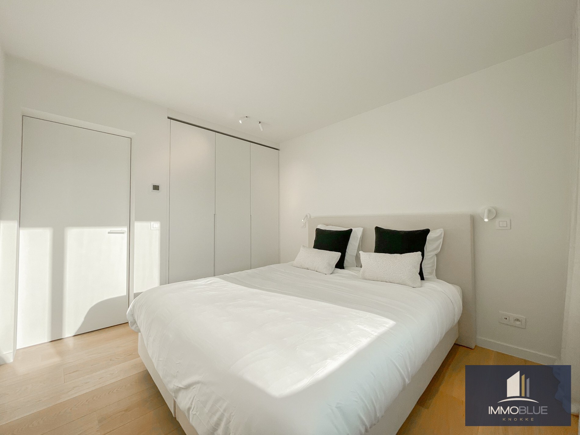 Exclusieve villa: Uitzonderlijk volledig gerenoveerde villa met frontaal zeezicht. 