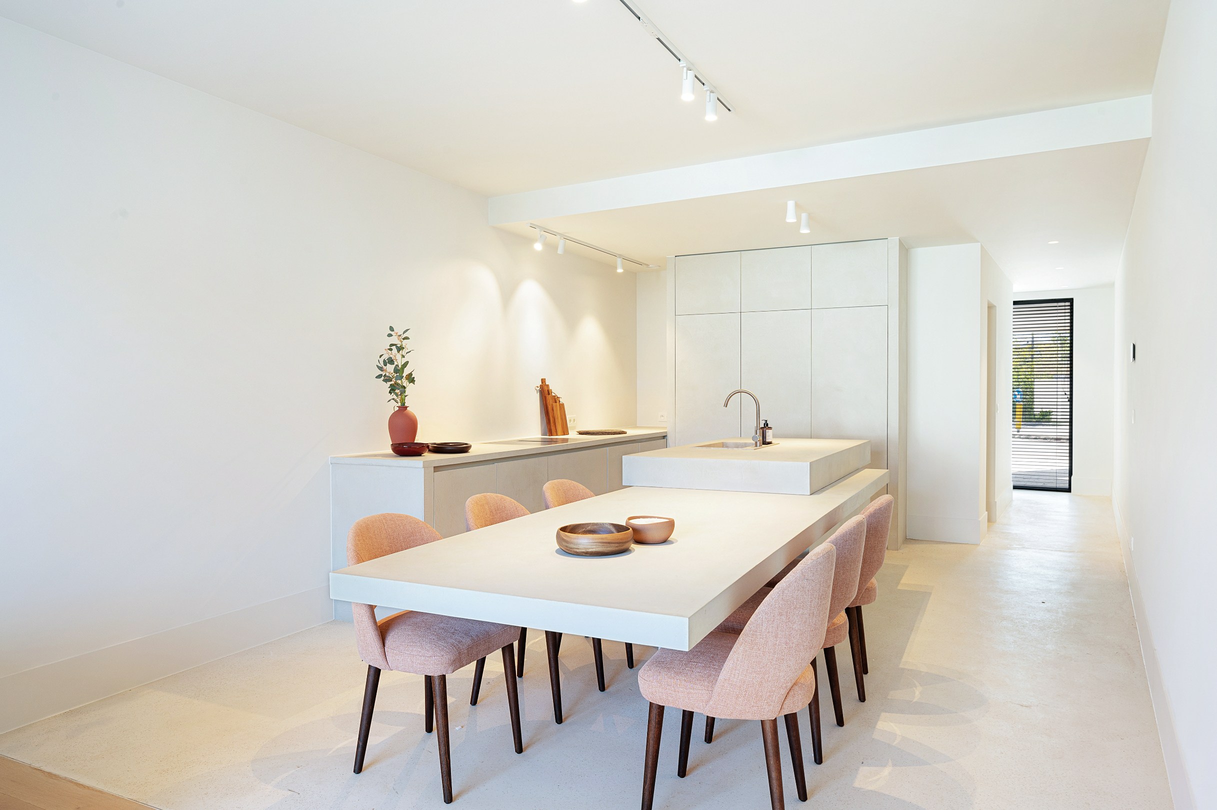 Prachtig afgewerkte nieuwbouwwoning met 4 slaapkamers gelegen in het oude Knokke. 