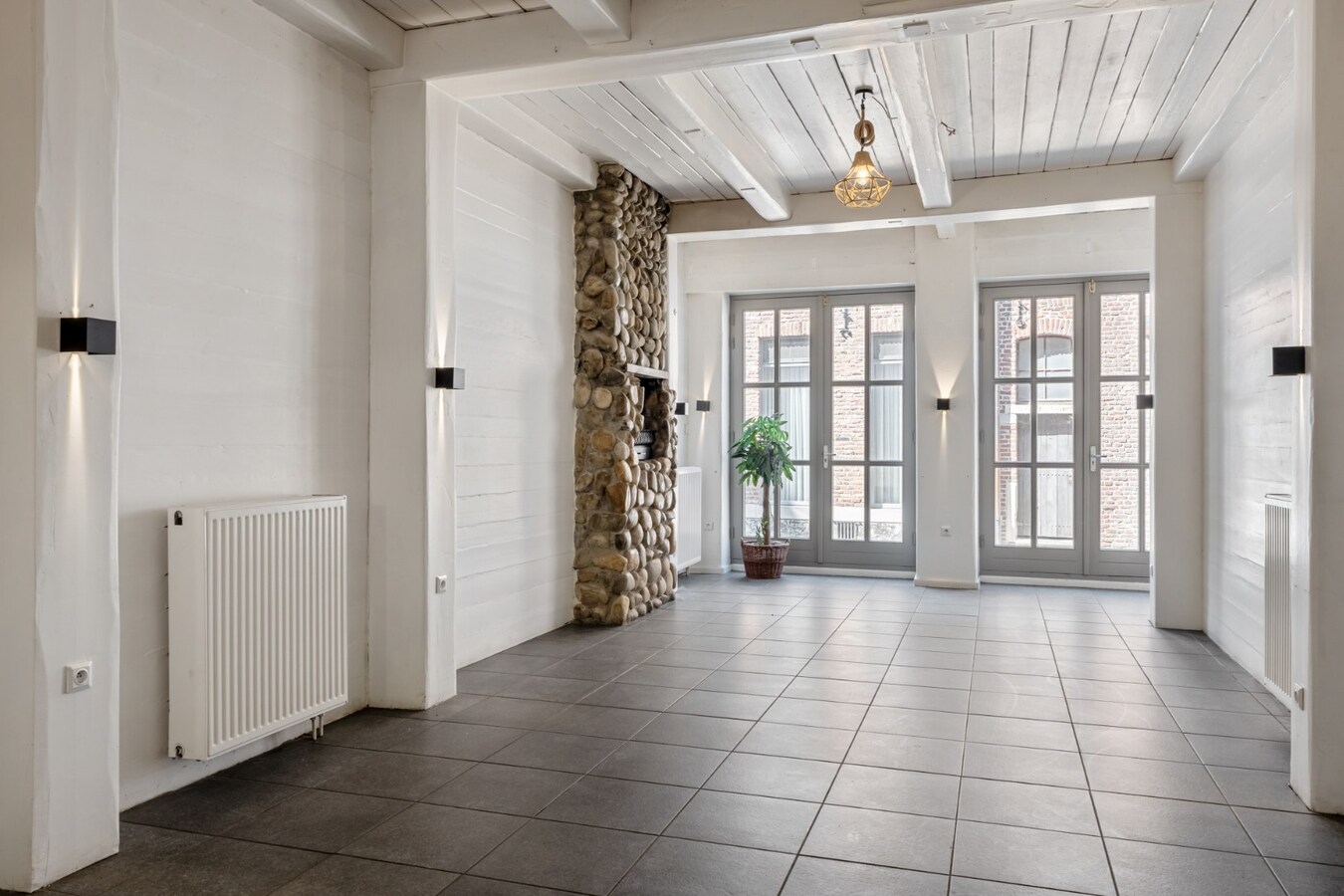 Polyvalent handelspand (restaurant, afhaalrestaurant, wijnbar,  kantoor, winkel...) gelegen op 100 meter van de historische markt van Maaseik! 