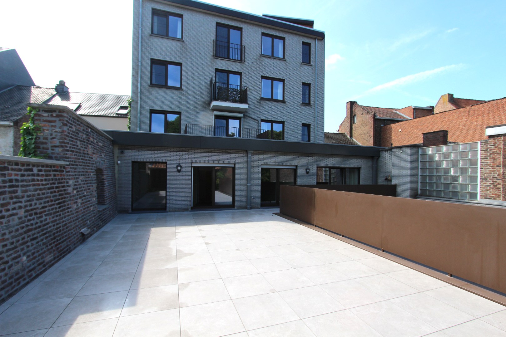 RIANT APPARTEMENT MET 3 SLAAPKAMERS EN GROOT TERRAS 