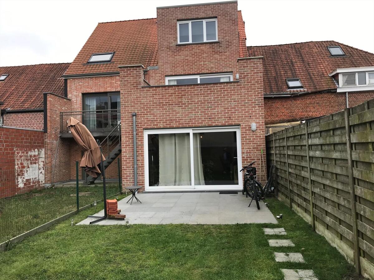 Gelijkvloersappartement met tuin en 2 autostaanplaatsen 