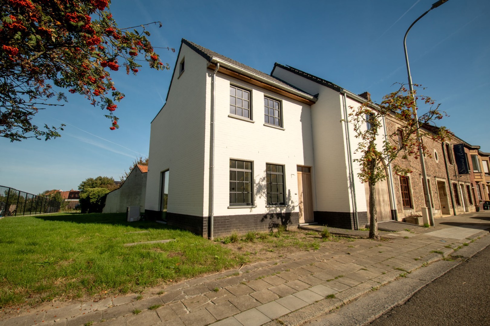 Stijlvolle en ruime nieuwbouwwoning met garage en tuin op 555 m² 