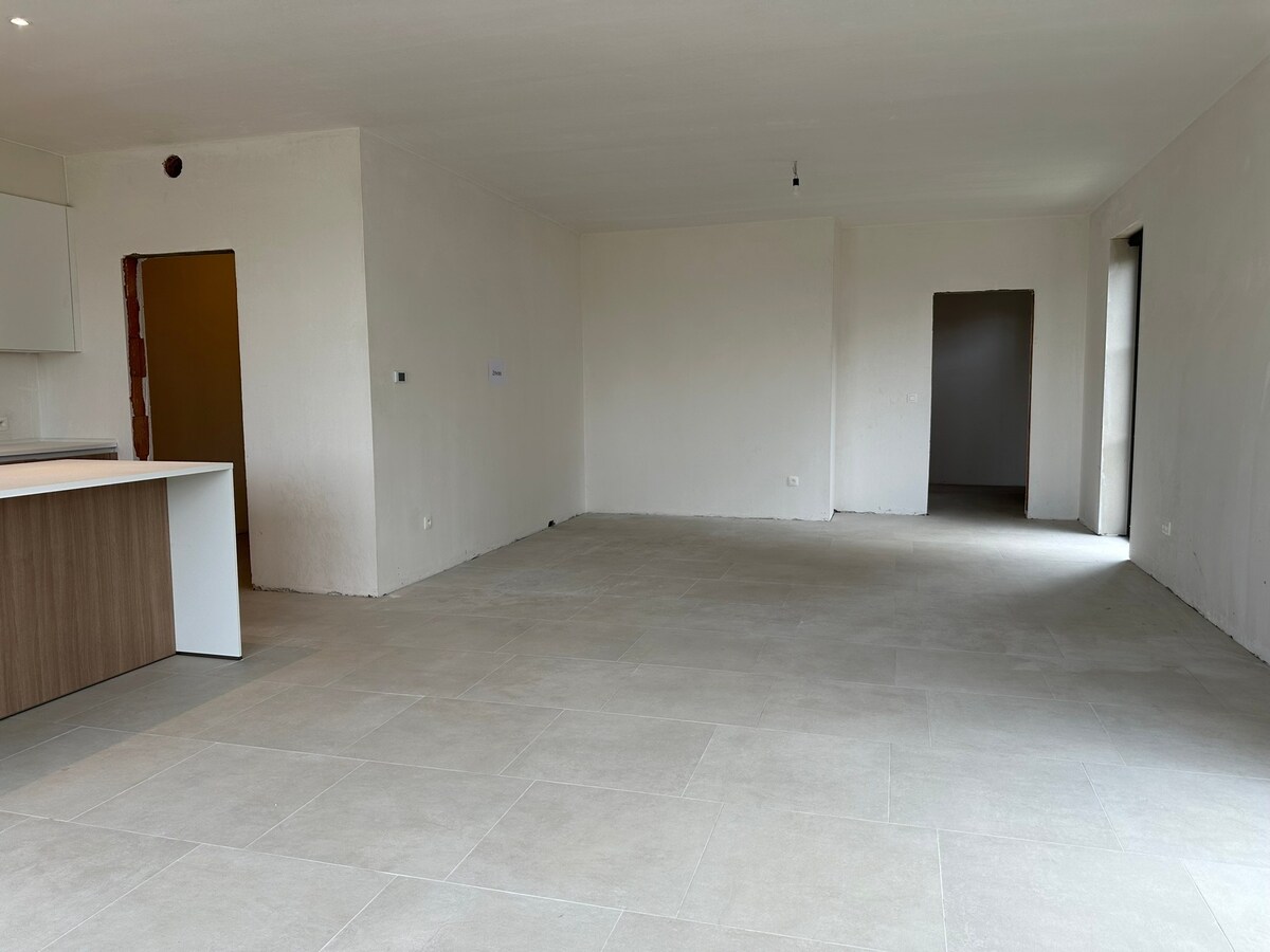 Nieuw gelijkvloers appartement met terras en tuintje 