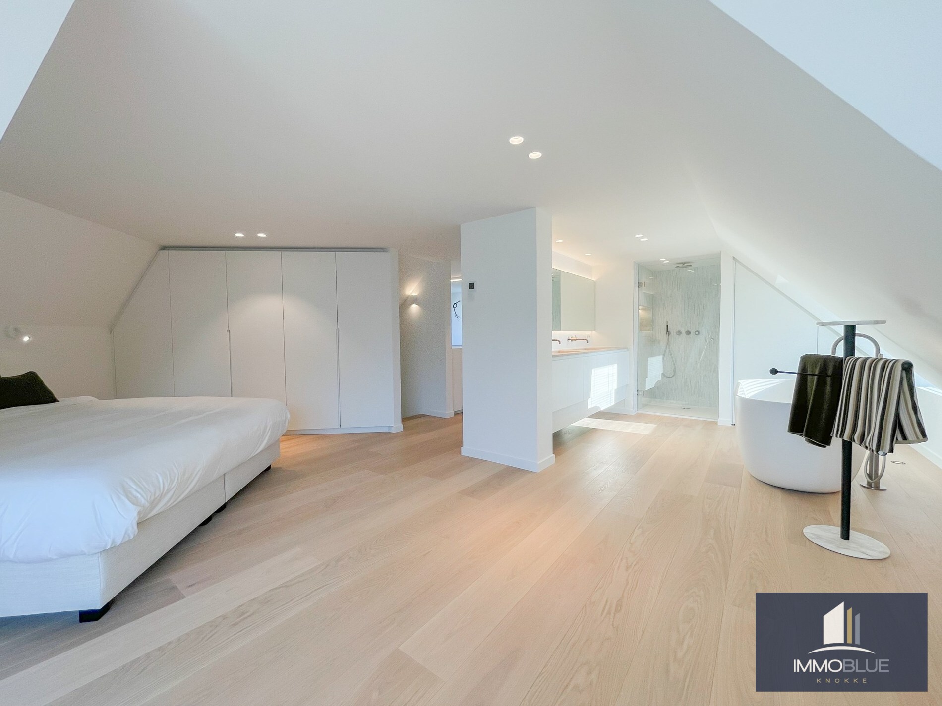 Exclusieve villa: Uitzonderlijk volledig gerenoveerde villa met frontaal zeezicht. 