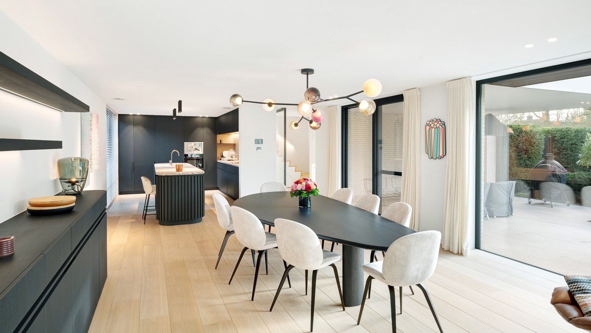 Prachtig vernieuwde villa rustig gelegen tussen Knokke centrum en Het Zoute met een perfecte Zuid-West oriëntatie. 