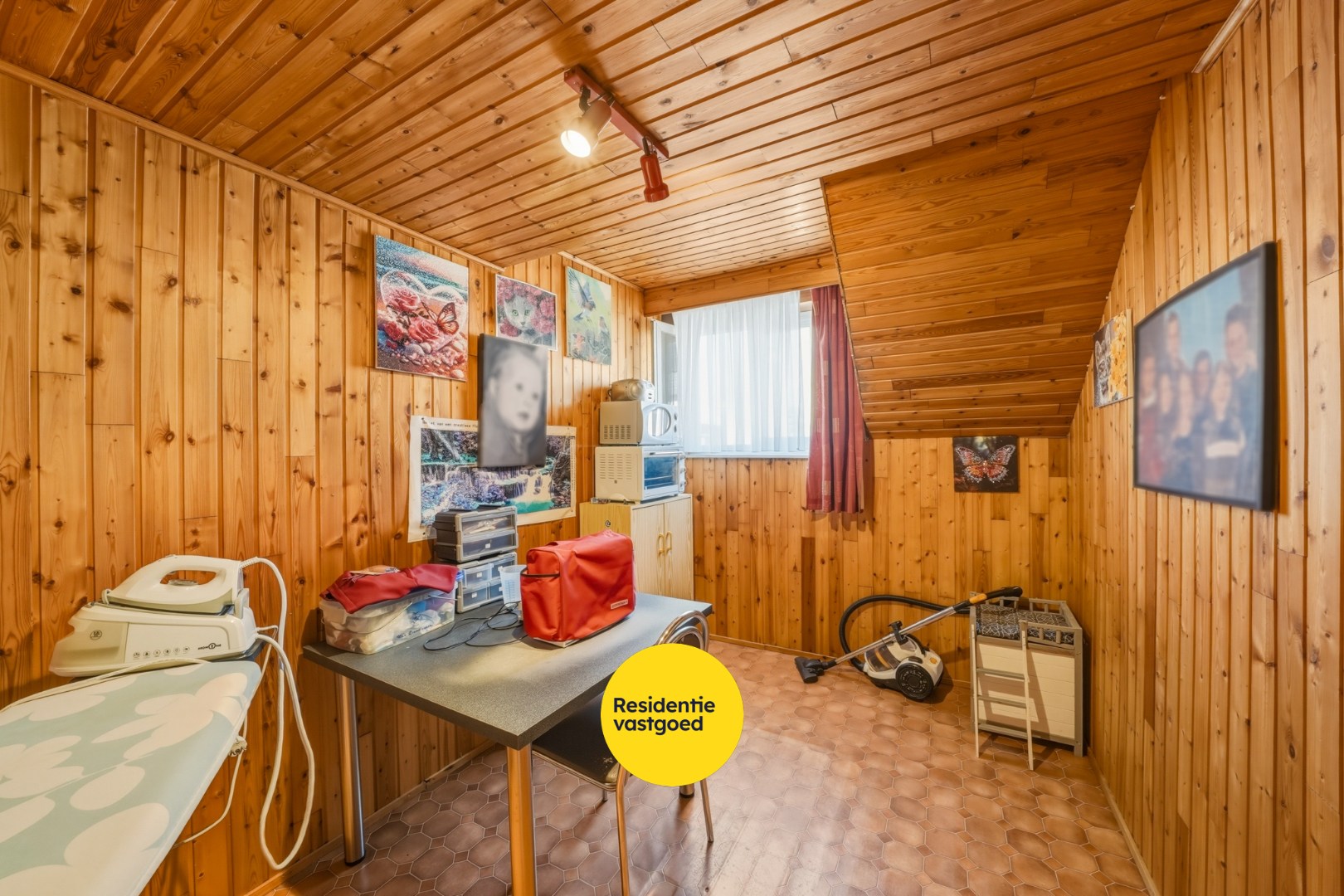 Op te frissen hoekwoning met garage in Bredene 