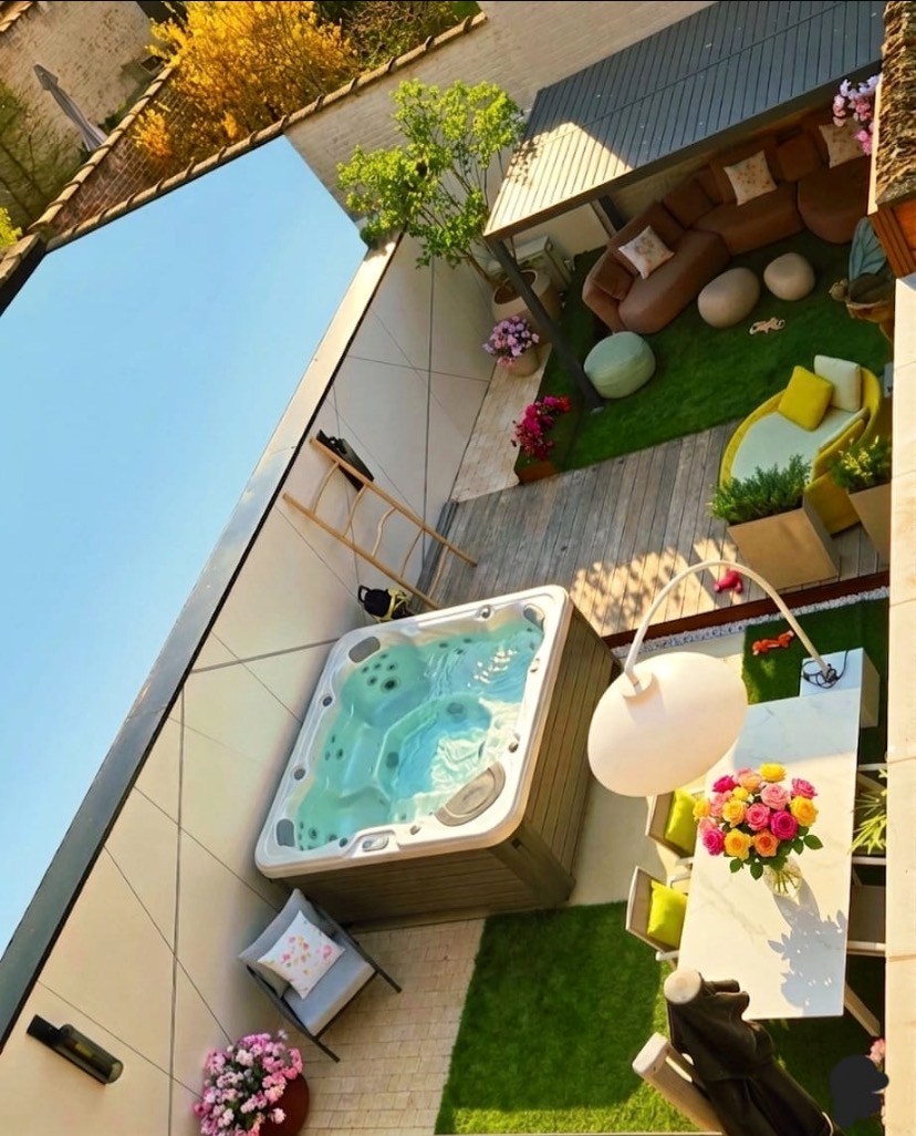 Dans un emplacement de choix, à quelques pas de la mer, se trouve cet appartement exclusif de plain-pied avec un jardin exceptionnellement spacieux et ensoleillé. Une combinaison rare de vie privée, d 