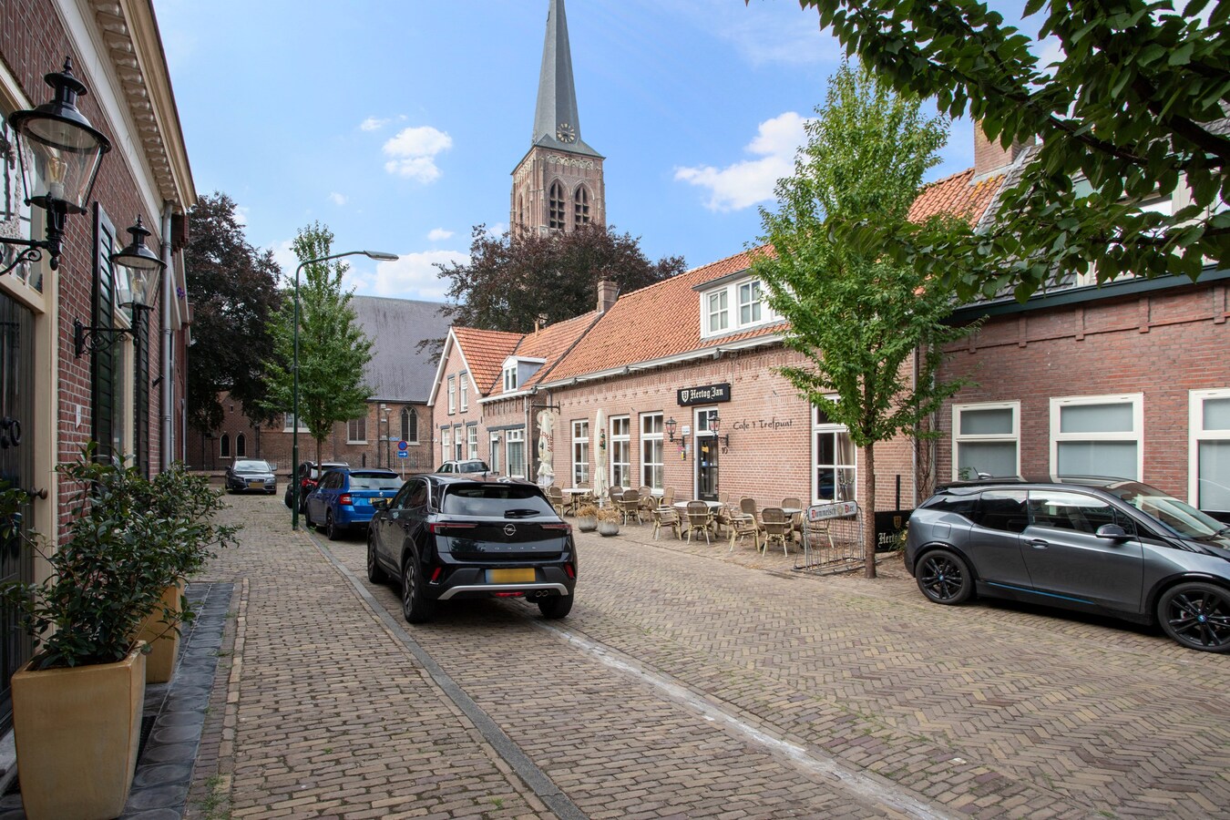 Wonen naast de kerk én in een gemeentelijk monument aan de Kerkstraat 12 Diessen. 