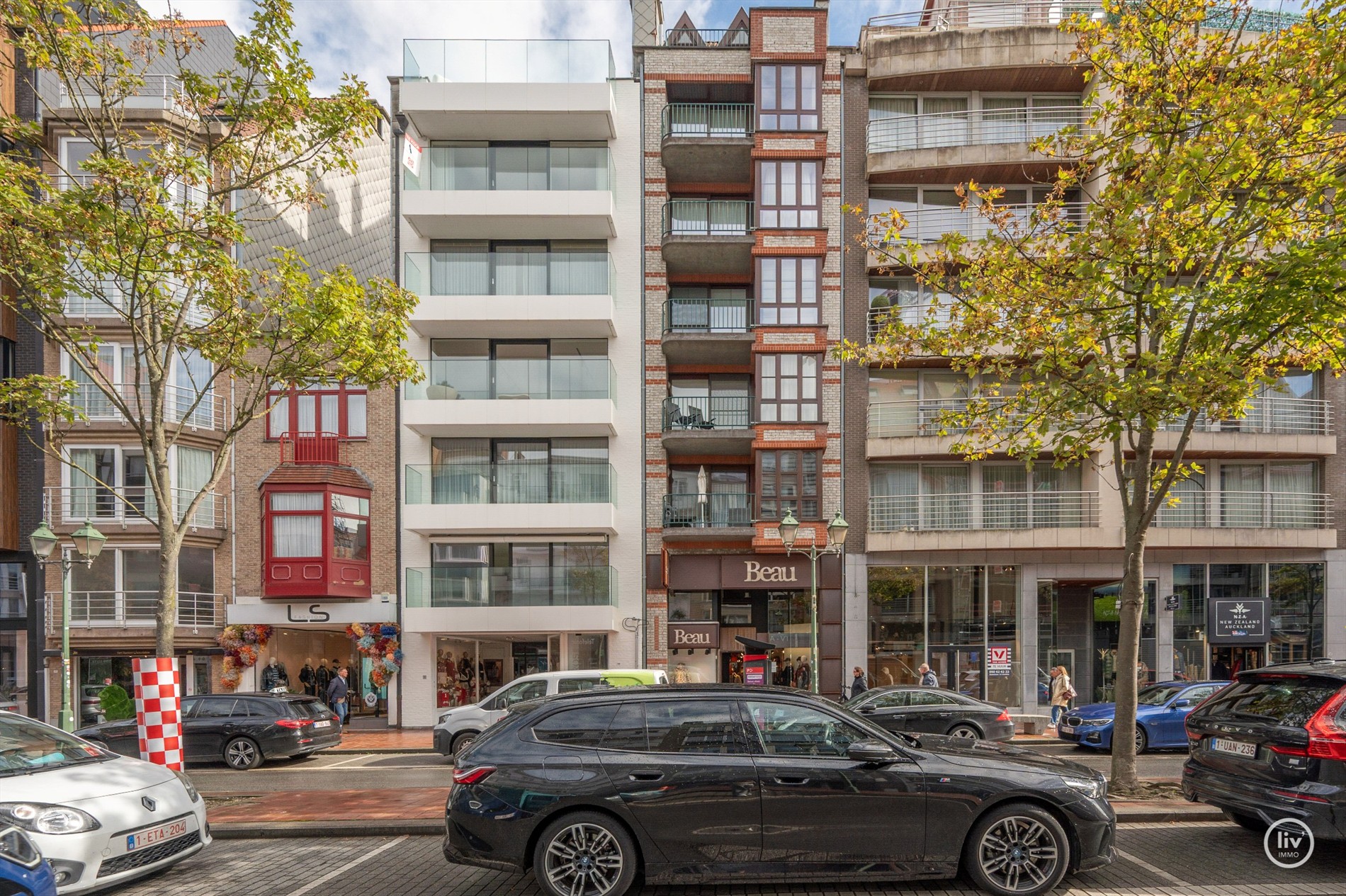 OPENDEURDAG te Zaterdag 31/10 te Lippenslaan 166 (tussen 11u en 13u): Luxueus volledig gerenoveerd 3 slaapkamer appartement te Lippenslaan gelegen op wandelafstand van het Albertstrand. 