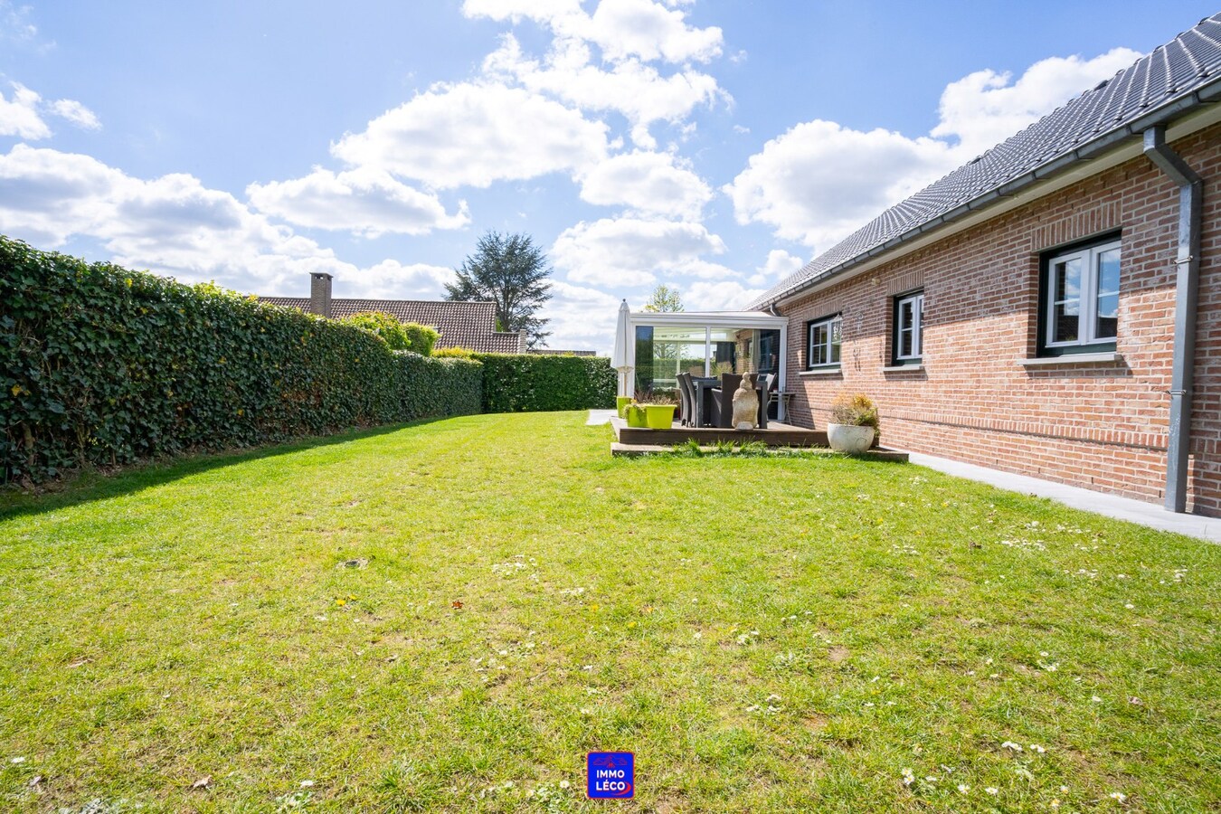 Plain-Pied érigé sur 808m², clos résidentiel prisé, garage et carport, COUP DE COEUR ! 