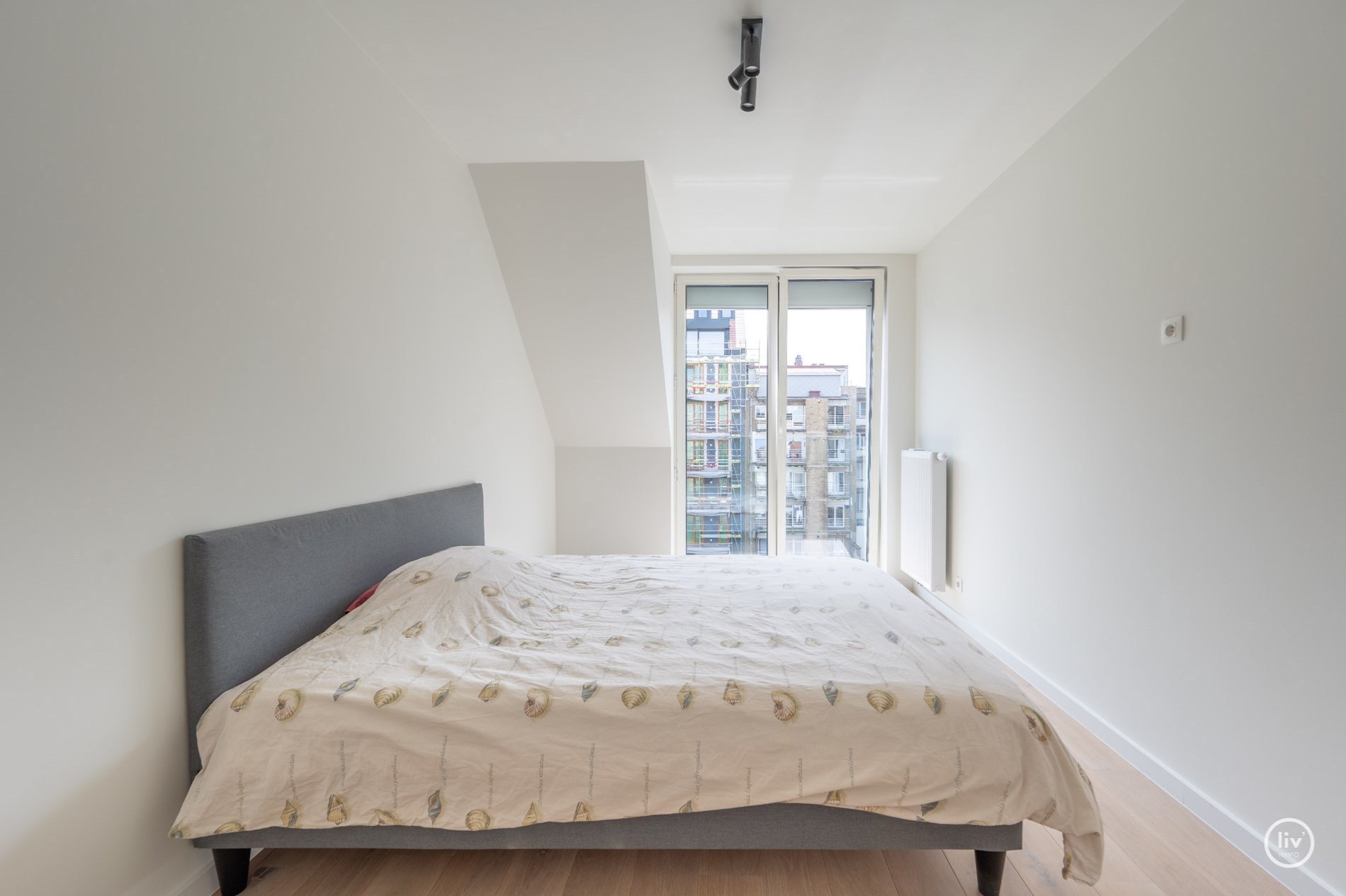 Prachtig, ruime en tevens récente triplex (199 m2) in een zijstraat van de lippenslaan vlakbij de zeedijk te Knokke. 