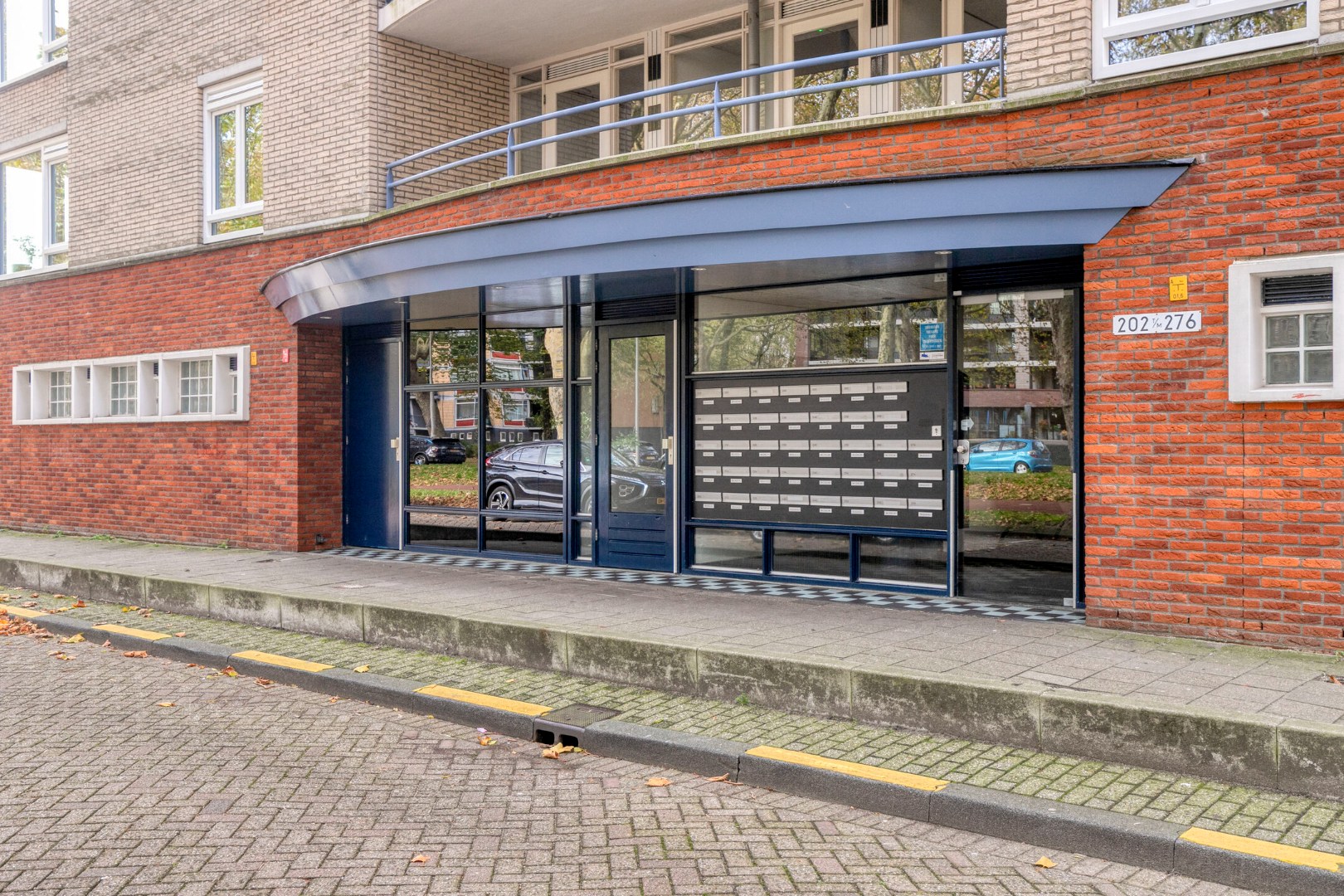 Op centrale locatie in de wijk Prinsenland gelegen 3 kamer hoek-appartement met ruim terras. 