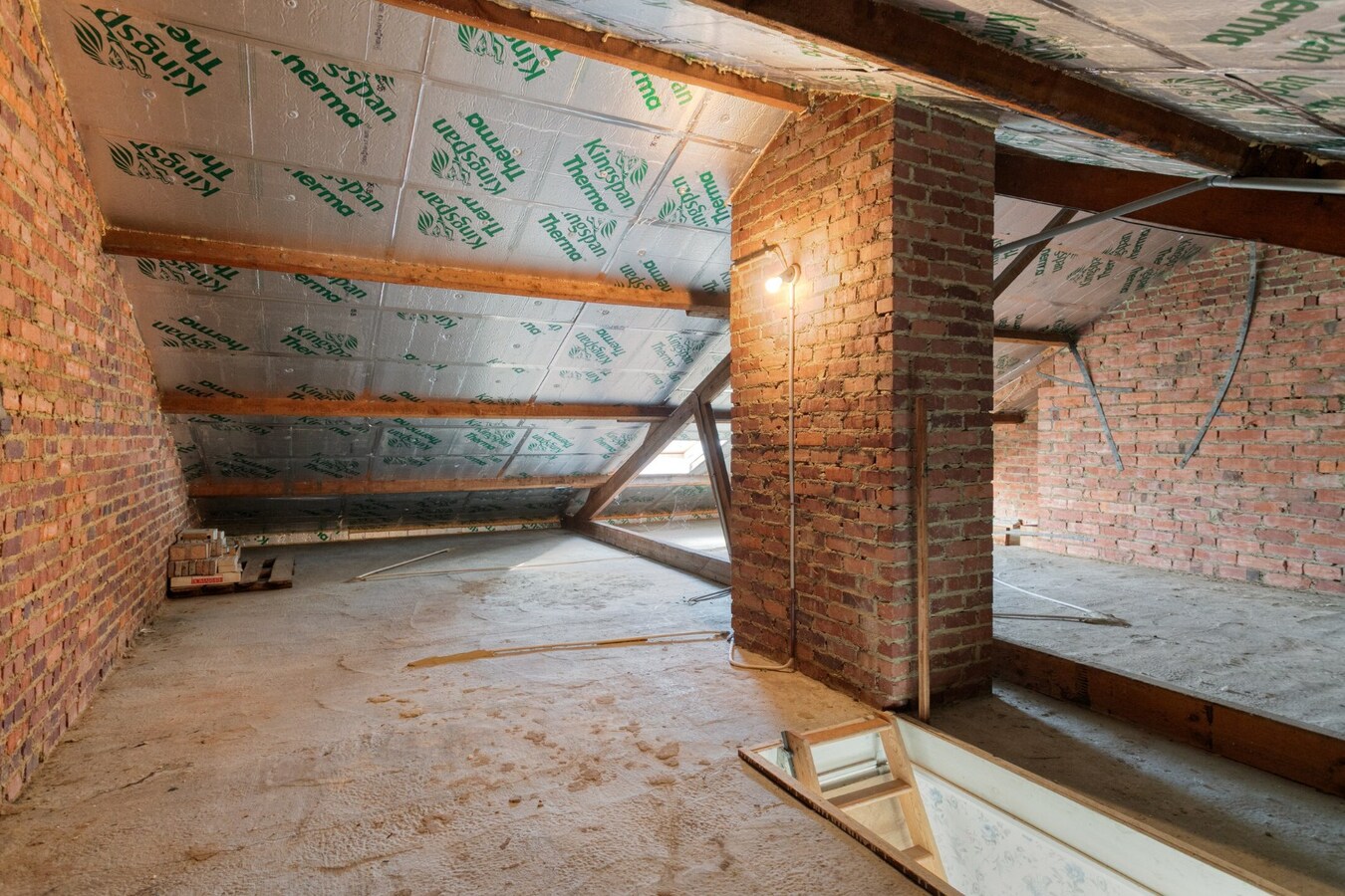 Ruime woning met 4 slaapkamers, veranda en volledig onderkelderd perceel (615 m²) 